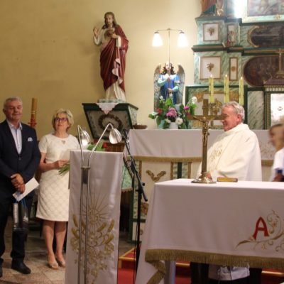 Podziękowania dla proboszcza na mszy pożegnalnej w Miłoradzicach