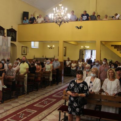 Podziękowania dla proboszcza na mszy pożegnalnej w Miłoradzicach