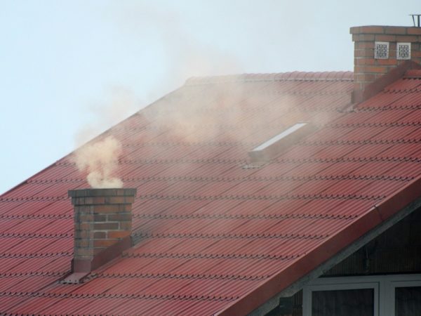Dym unoszący się z komina