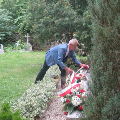 Złożenie kwiatów na grobie ofiar wojennych