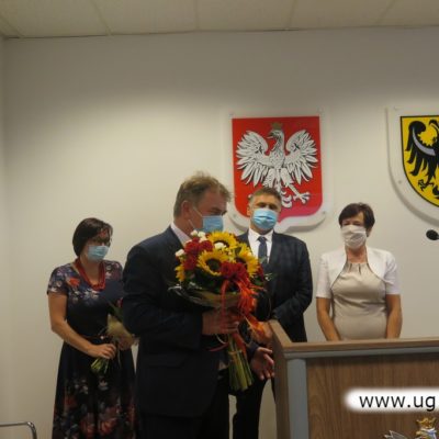 Wójt Gminy Lubin Tadeusz Kieln z kwiatami