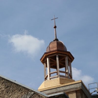 Odrestaurowana kopuła zamontowana na wieży kościoła