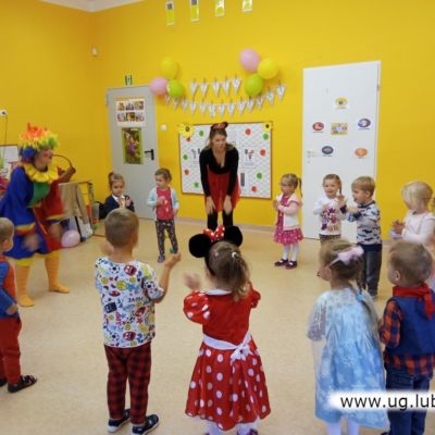 Dzieci tańczące w przedszkolu w oddziale zamiejscowym w Lubinie