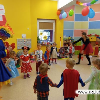 Dzieci tańczące w przedszkolu w oddziale zamiejscowym w Lubinie