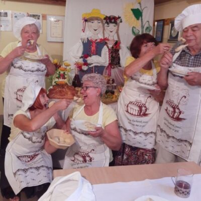 Gospodynie jedzą pierogi na festiwalu kapusty i pieroga