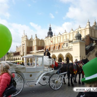 Lubińscy seniorzy w Krakowie na rynku z balonami