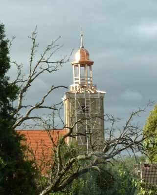 Widok z daleka na kościół i kopułę