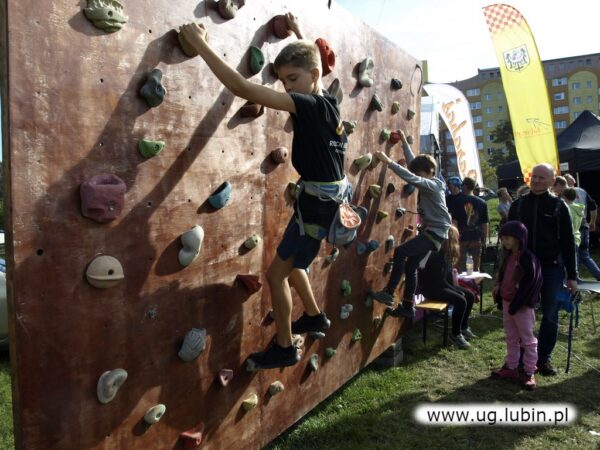 Dla najmłodszych przygotowano minii ściankę wspinaczkową.