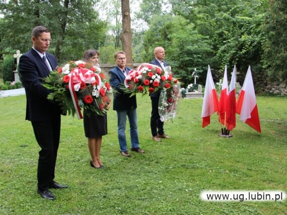 Pod mogiłą zbiorowa Żołnierzy Wojska Polskiego w Siedlcach złożono kwiaty i zapalno znicze
