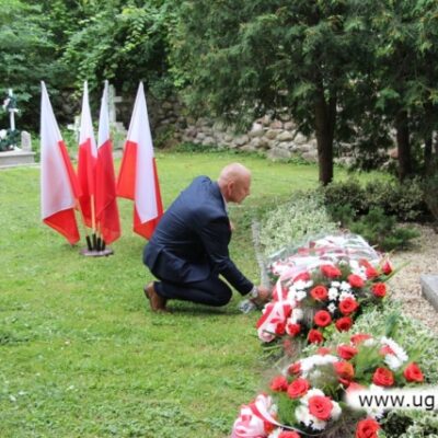 Pod mogiłą zbiorowa Żołnierzy Wojska Polskiego w Siedlcach złożono kwiaty i zapalno znicze