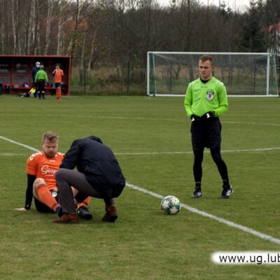 Kontuzjowany zawodnik gości na murawie.