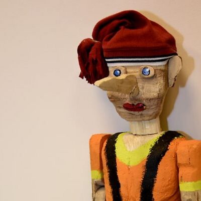 Pinokio - bajkowa postać wystrugana z drewna.