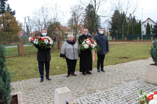 Wójt Tadeusz Kielan, proboszcz Paweł Kajl, sołtys Alina Majewska i przwodniczący Rady Gminy Norbert