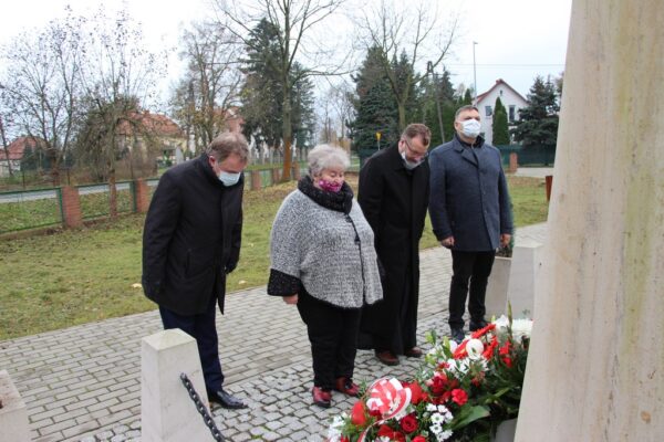 Ukłon po złożeniu kwiatów.