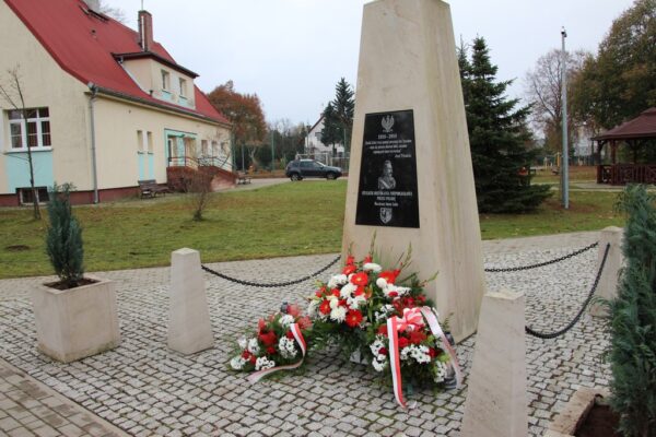 Tablica pamięci Józefa Piłsudskiego w Szklarach Górnych.