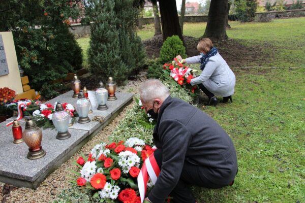 Sołtys Stanisław Ryniec i Agnieszka Szumlańska składają kwiaty.