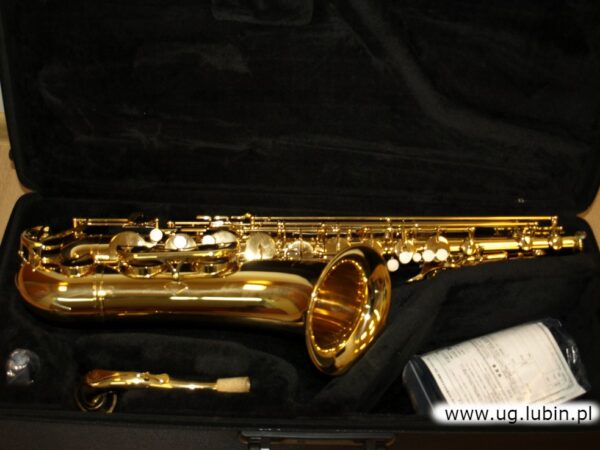 Saksofon tenorowy Yamaha.