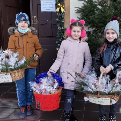 Najmłodsi mieli w koszykach pierniczki i kartki świąteczne.