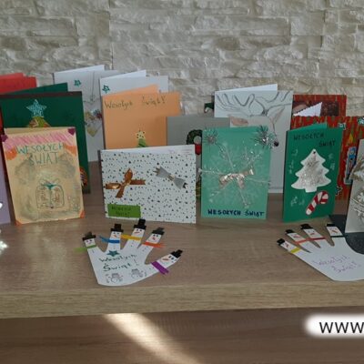 Kartki wykonano w domu wspólnie przy rodzinnych stołach.