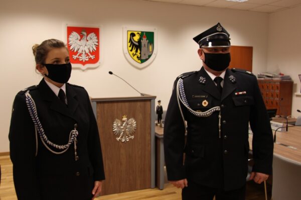 Monika Siwak i Łukasz Kurek na tle godła i herbu Gminu Lubin.