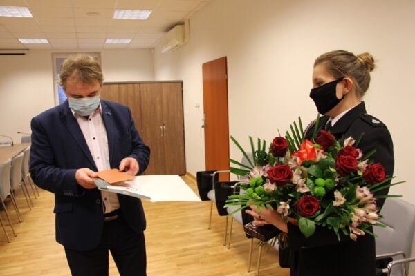 Wójt wręcza dyplom Monice Siwak.