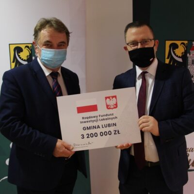 Tadeusz Kielan i Krzysztof Kubów z czekiem.