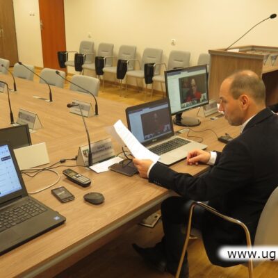 Wiceprzewodniczący za stołem prezydialnym w sali konferencyjnej.