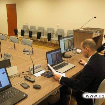 Zdalne obrady prowadził wiceprzewodniczący Andrzej Olek.