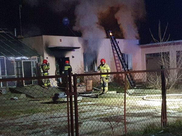 Strażacy gaszą pożar.