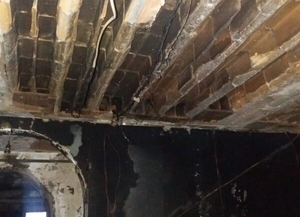 Spalony strop budynku.
