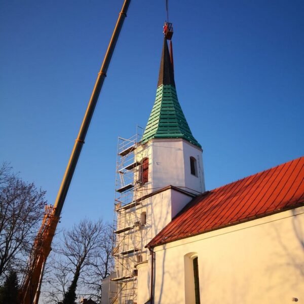 Wieża koscioła filialnego w Oborze w trakcie prac 2020 r.