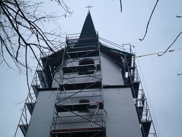 Wieża koscioła filialnego w Oborze w trakcie prac 2020 r.