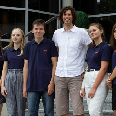 Fundacja EFC_ stypendyści i koordynator programu Horyzonty