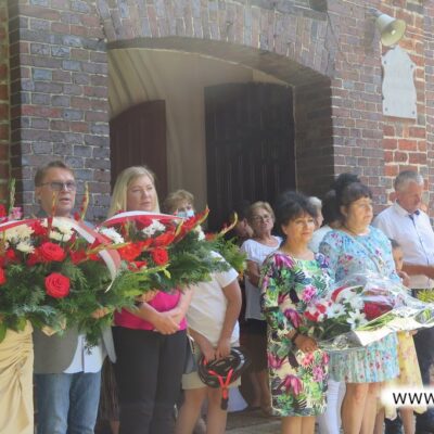 Złożenie wieńców pod obeliskiem