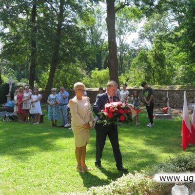 Złożenie wieńców pod obeliskiem