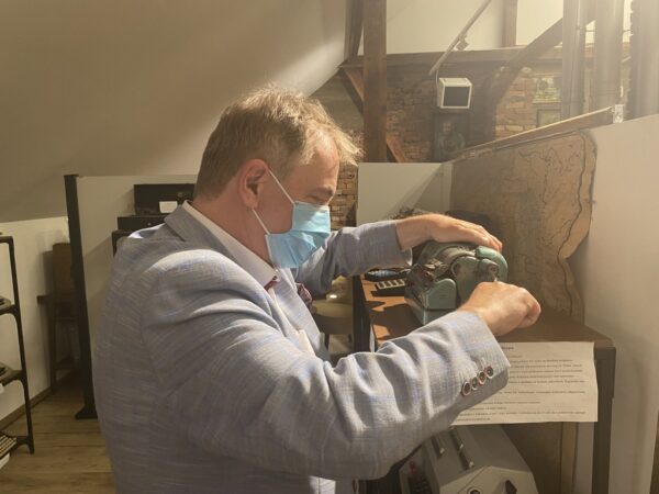 Wójt demonstruje działającą maszynę do liczenia.