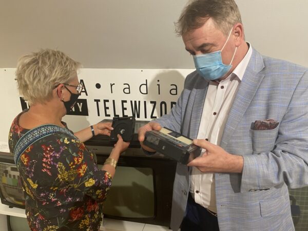 Wójt pokazuje starą kasetę.