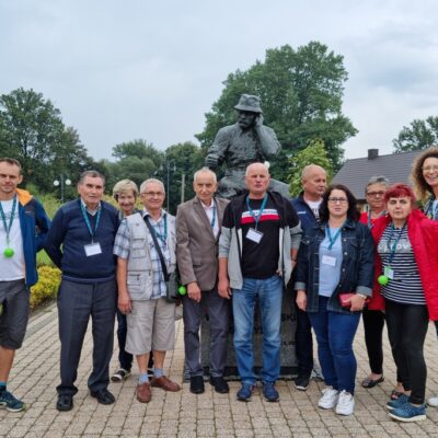 Sołtysi, w tle pominik sołtysa Wąchocka