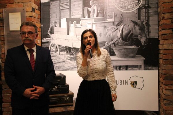 Magdalena Dubińska, dyrektor OKGL i Tadeusz Kielan, wójt gminy Lubin podczas otwarcia wystawy „Gminy Lubin – wczoraj i dziś”. 