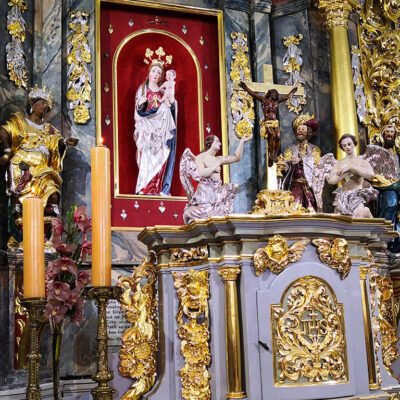 Figura Matki Bożej na ołtarz w kościele w Szklarach Górnych