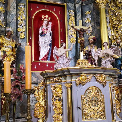 Figura Matki Bożej na ołtarz w kościele w Szklarach Górnych