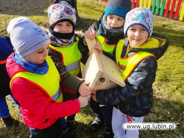 Nowe domki dla ptaków w gminnym przedszkolu