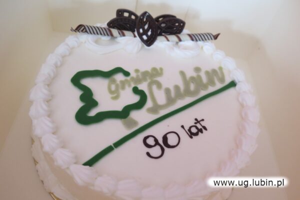 Tort dla jubilata z logo gminy