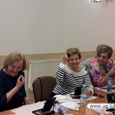 Każda z pań korzystając z porad, mogła wykonać makijaż