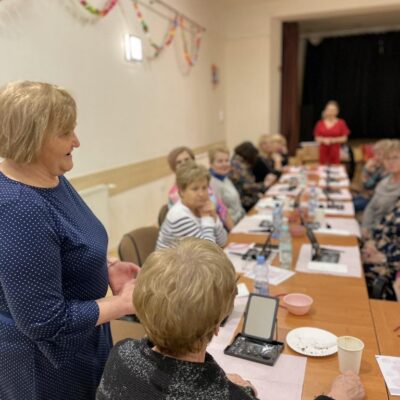 Janina Mucha wita uczestniczki spotkania