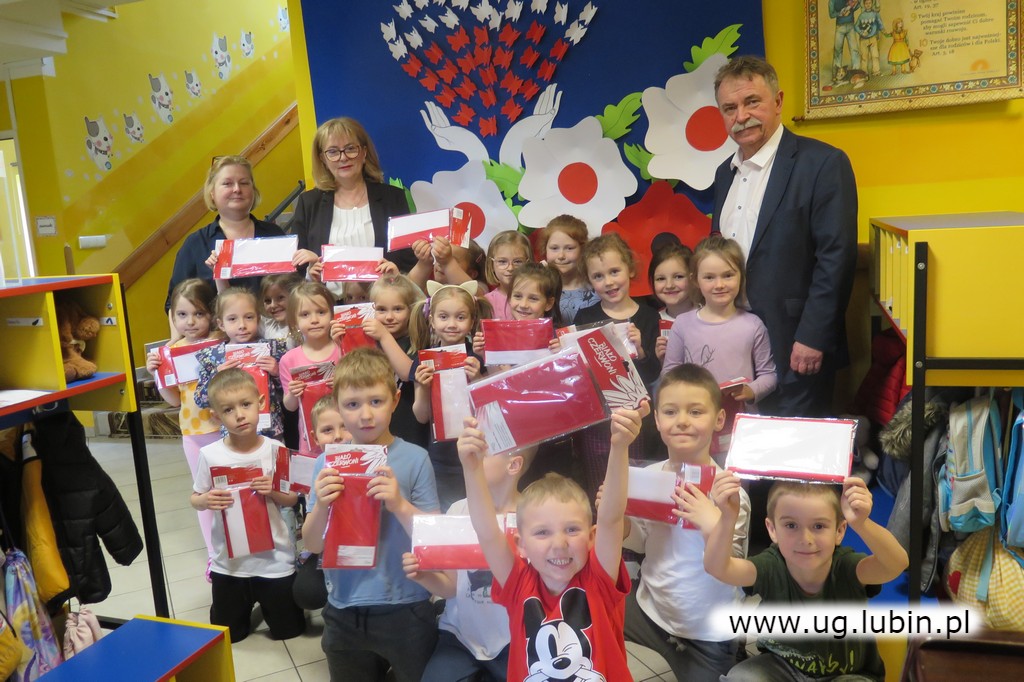 Dzieci w przedszkolu wraz z wójtem gminy Lubin - Tadeuszem Kielanem