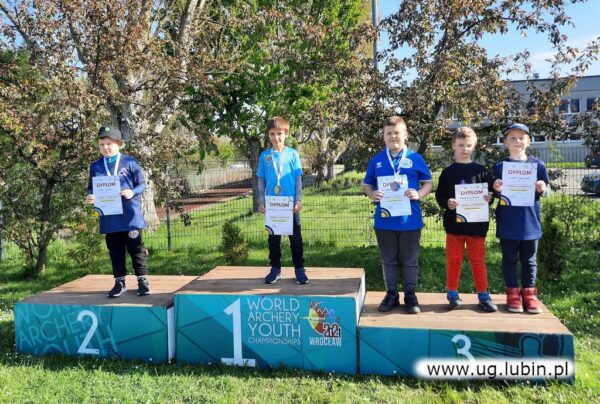 Podium i zawodnicy z Raszówki