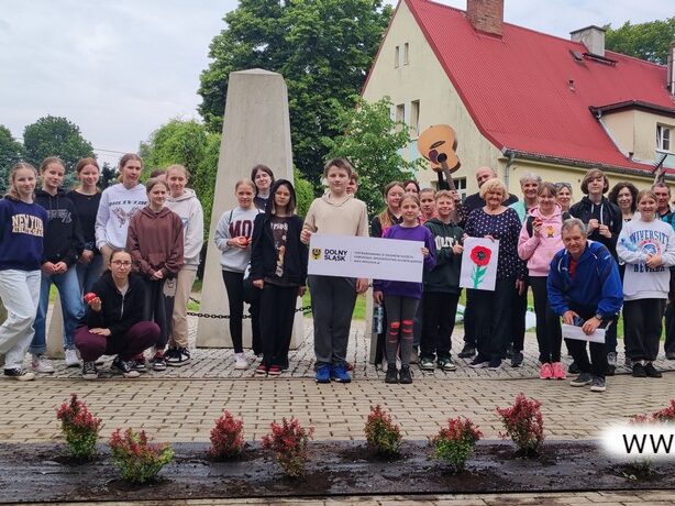 Uczestnicy akcji międzypokoleniowej, uczniowie SP Szklary Górne oraz Rada Seniorów Gminy Lubin