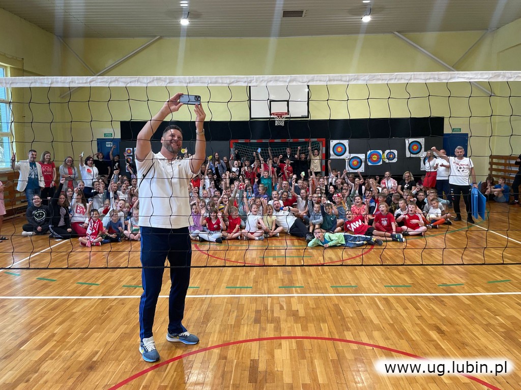 Piotr Gruszka robi selfiew z uczniami SP w Raszówce