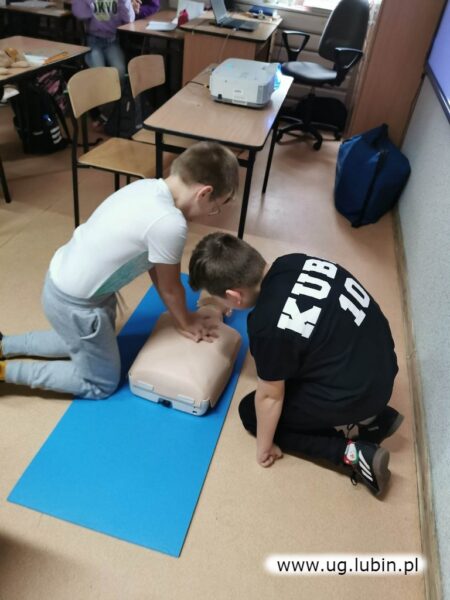 uczniowe SP Raszówka w trakcie resustytacji